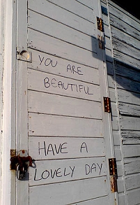 © Robert Rotifer Spruch auf Strandhütte: You are beautiful, have a lovely day